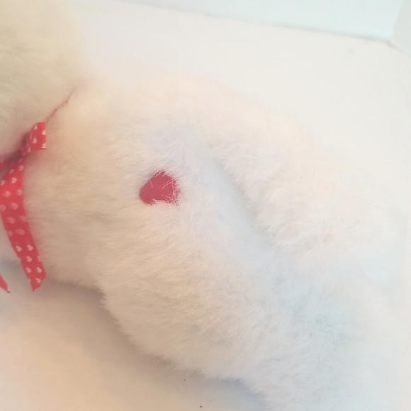Kellytoy White Kitten Kitty Plush with Heart Ribbon - Picture 5 of 9